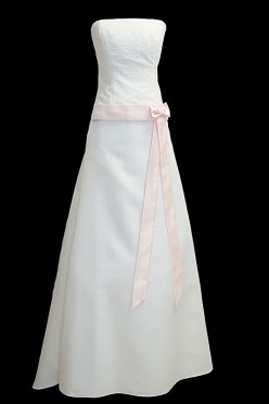 Romantyczna, prosta długa suknia ślubna z dekoltem prostym, na gorsecie zdobionym koronkami oraz pastelowym różowym paskiem z kokardką.
