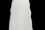 Długa romantyczna suknia ślubna odcinana w pasie typu greczynka z długim upinanym trenem i zakrytymi plecami.