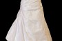 Koronkowa długa suknia ślubna z marszczeniami na gorsecie z prostym dekoltem i upinanym trenem.