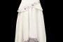 Krótka suknia ślubna z marszczeniami na gorsecie z fioletową koronką i haftami, z dekoltem w serduszko z plecami z koronki.