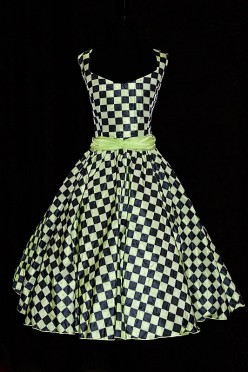 Oryginalna suknia wizytowa o długości 3/4 z rozkloszowanym dołem i marszczonym pasem z kokardą z tyłu.