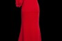 Długa elegancka czerwona suknia wieczorowa z rękawem i odkrytym ramieniem i podpinanym trenem.