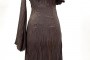 Odważna plisowana krótka suknia wieczorowa w kolorze czekoladowym, z jednym rękawem i kryzą.