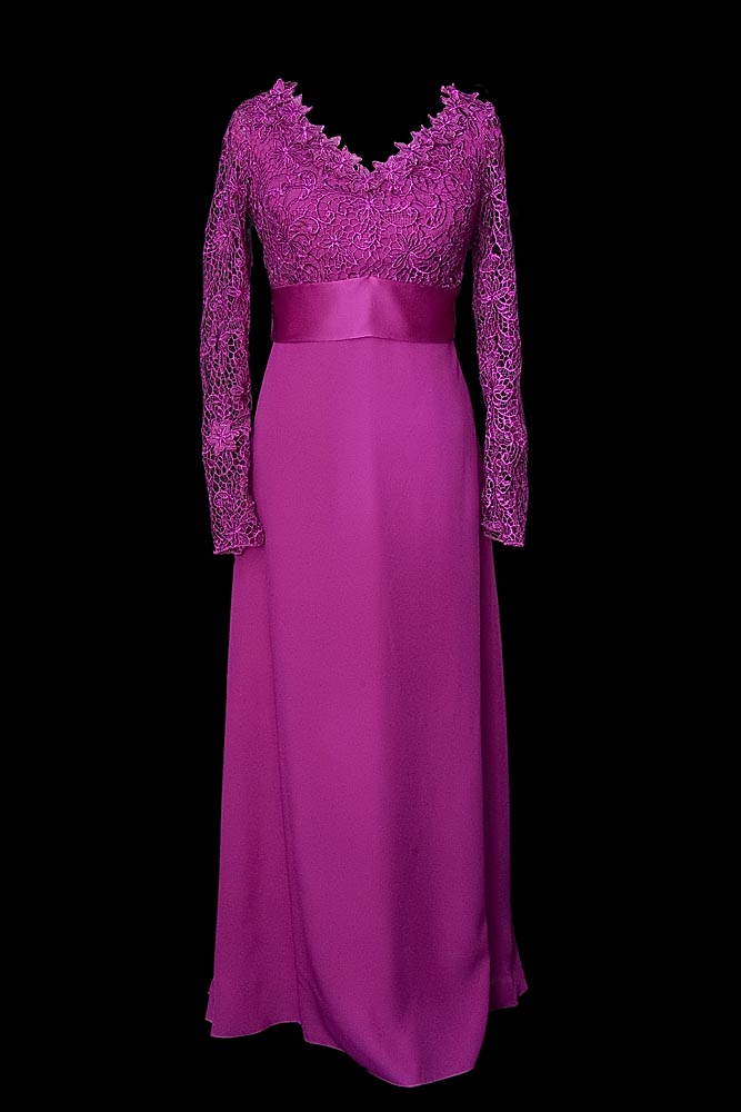 Elegancka suknia wieczorowa w kolorze fuksji z koronkową górą z cadi z jedwabnym pasem.