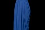 Niebieska suknia wieczorowa z efektem wody na plecach i dekoltem w szpic.