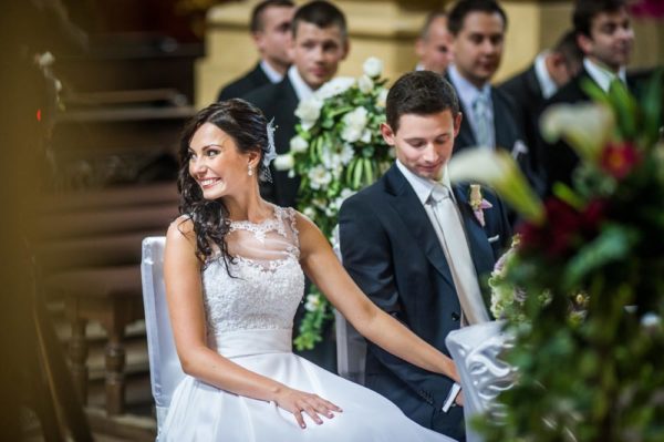 Suknia ślubna z koronkowym gorsetem