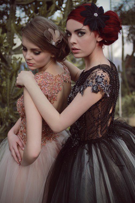 Dwie koronkowe suknie na pięknych dziewczynach