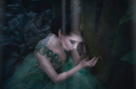 Magiczna i wyszukana stylizacja w zielonej sukni wieczorowej