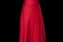 Długa czerwona suknia wieczorowa z zakładkami, dekoltem w łódkę i odkrytymi plecami wyciętymi w szpic.