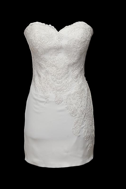 Seksowna koronkowa krótka suknia ślubna Aiko z dekoltem w serduszko i gołymi, odkrytymi plecami w szpic.