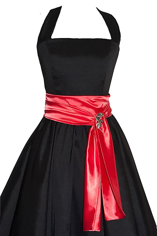 Czarna sukienka studniówkowa z czerwonym pasem.