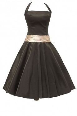 Czarna sukienka na studniówkę z szerokim marszczonym pasem w kolorze starego złota oraz na szerokich ramiączkach.