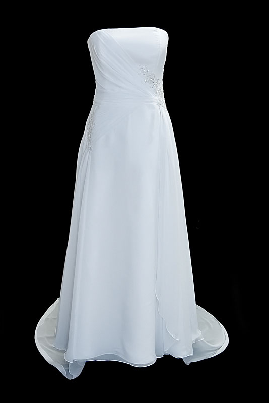 Długa jedwabna suknia ślubna z długim odpinanym trenem, delikatnymi marszczeniami i zakładkami na gorsecie oraz zakrytymi plecami.
