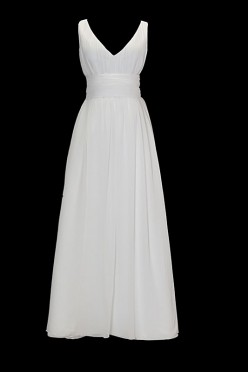 Długa zwiewna suknia ślubna typu greczynka z dekoltem w szpic i gołymi plecami w literę V. Sukienka przewiązana marszczonym pasem z naszytym z tyłu kwiatem.