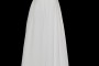 Długa zwiewna suknia ślubna typu greczynka z dekoltem w szpic i gołymi plecami w literę V. Sukienka przewiązana marszczonym pasem z naszytym z tyłu kwiatem.
