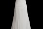 Długa suknia ślubna na ramiączkach o kroju w literę A z gorsetem, prostym dekoltem i koronkowymi plecami.