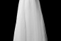 Długa suknia ślubna na gorsecie z prostym dekoltem i zakrytymi plecami i kwiatem z przodu.