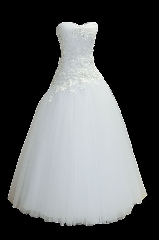 Długa suknia ślubna typu princessa, bogato zdobiona haftami z dekoltem w serduszko, koronkowym gorsecie i upinanym trenem. Spódnica pokryta delikatnym tiulem.