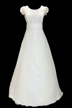 Długa suknia ślubna z dekoltem w łódkę i gołymi plecami w szpic przykrytymi koronką. Sukienka z bardzo długim, odpinanym trenem.
