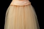 Krótka suknia ślubna w kolorze łososiowym z tiulową spódnicą.