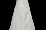 Długa prosta suknia ślubna z marszczeniami, dekoltem w szpic / literę V i gołymi plecami. Uzupełnieniem sukienki jest bolerko z długim rękawem i mankietami.