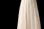 Długa suknia ślubna dla kobiet w ciąży z bogato zdobionym pasem i marszczeniami na biuście.
