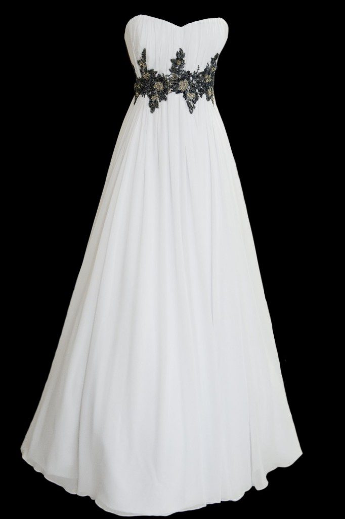 Długa suknia ślubna, odcinana w pasie z prostym dekoltem. Pas sukienki zdobiony ręcznie wycinanym czarnym haftem.