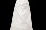 Długa suknia ślubna z marszczeniami na gorsecie z prostym dekoltem, koronkowymi plecami i długim podpinanym trenem.