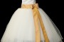 Krótka suknia na ślub typu princeska z szeroką tiulową spódnicą i złotym pasem i kokardą.