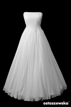 Śliczna długa suknia ślubna z koła typu greczynka z marszczeniami i koronkowym pasem.