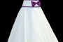Krótka suknia ślubna na ramiączkach z dekoltem w szpic, z fioletową kokardą, marszczonym paskiem i spódnicą z koła.