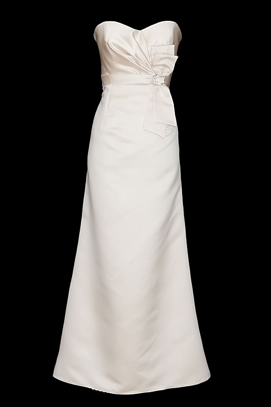 Długa suknia ślubna na gorsecie wiązanym na plecach w stylu retro, dekoltem w serduszko i paskiem z kokardą zdobioną kamieniami.