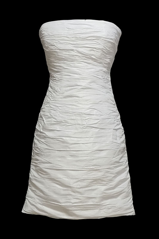 Krótka marszczona sukienka ślubna wiązana na plecach.