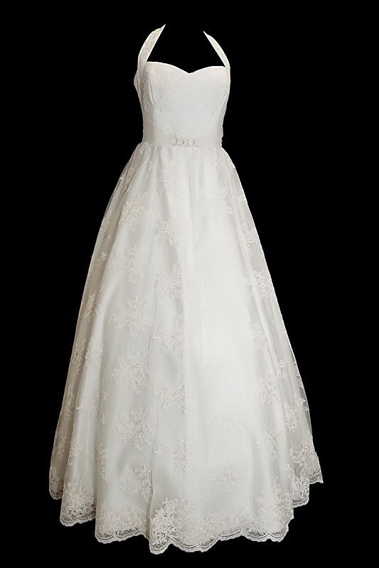 Koronkowa długa suknia ślubna princeska z koronkowym gorsetem na ramiączkach z dekoltem w serduszko i odpinanym trenem.