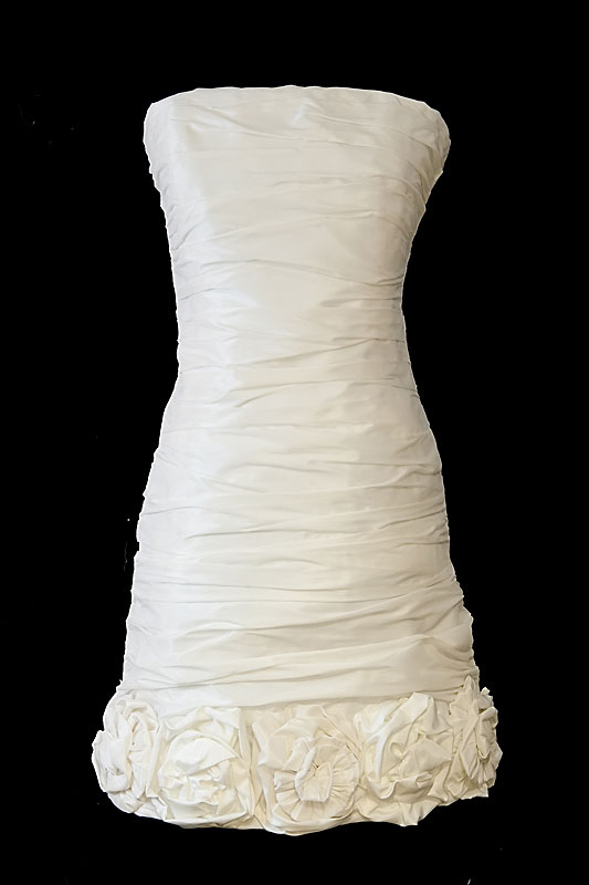 Designerska krótka suknia ślubna z marszczeniami, zakładkami i bolerkiem.