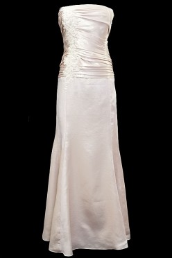 Długa suknia ślubna typu rybka / syrenka z gorsetem zdobionym kamieniami, marszczeniami i zakładkami.