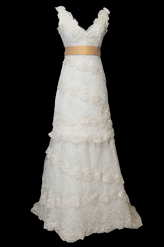 Dwuczęściowa koronkowa suknia ślubna z dekoltem w szpic, złotym paskiem i gołymi plecami w literę V.