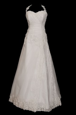 Długa koronkowa suknia ślubna zdobiona haftami i kamieniami o kroju w literę A z dekoltem portfelowym w serduszko i plecami w szpic.