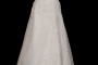 Długa koronkowa suknia ślubna zdobiona haftami i kamieniami o kroju w literę A z dekoltem portfelowym w serduszko i plecami w szpic.