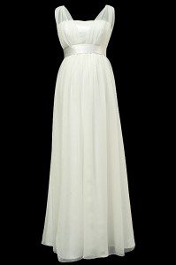 Długa ciążowa suknia ślubna odcinana pod biustem z dekoltem w szpic i jasnym cienkim paskiem.