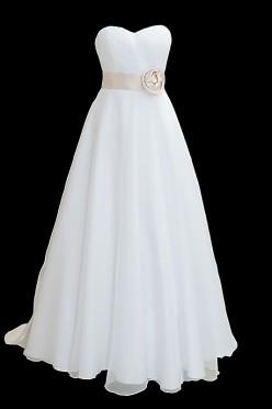 Długa suknia ślubna na gorsecie z długim odpinanym trenem oraz kokardą z tyłu. Z przodu sukni dekolt w serduszko oraz ręcznie robiony kwiat.