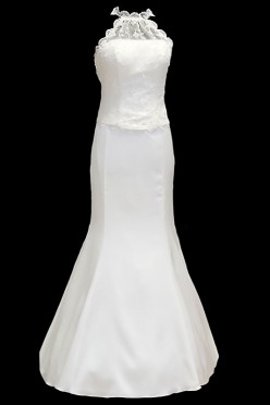 Długa suknia ślubna o kroju rybki / syrenki. Koronkowy gorset z prostym dekoltem i długim podpinanym trenem oraz wiązaniami z tyłu.