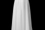Długa suknia ślubna z gorsetem obszytym koronkami, dekoltem w serduszko i upinanym trenem.