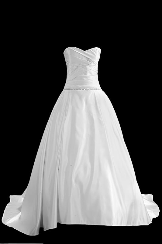Klasyczna suknia ślubna princeska z gorsetem z zakładkami i dekoltem w serduszko. Z tyłu sukienka ma podpinany tren.