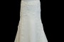 Długa koronkowa suknia ślubna syrena / rybka z dekoltem asymetrycznym z upinanym trenem i zakrytymi plecami.