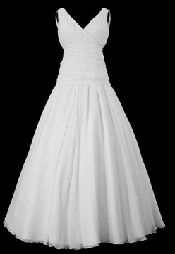 Marszczona długa suknia ślubna z dekoltem portfelowym w szpic i szerokim pasem z zakładkami.