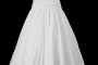 Marszczona długa suknia ślubna z dekoltem portfelowym w szpic i szerokim pasem z zakładkami.