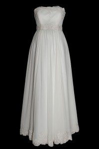 Śliczna suknia ślubna ciążowa odcinana pod biustem z gorsetem wiązanym na plecach i romantycznym paskiem zakończonym kokardą.
