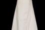 Długa klasyczna suknia ślubna z marszczonym gorsetem i dołem. Seksowny dekolt z łódkę i zakryte plecy, zdobione dodatkowymi marszczeniami.