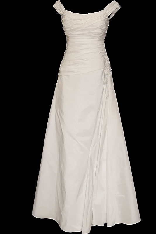 Długa klasyczna suknia ślubna z marszczonym gorsetem i dołem. Seksowny dekolt z łódkę i zakryte plecy, zdobione dodatkowymi marszczeniami.